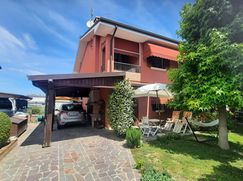 Casa Bi/Trifamiliare in Residenziale