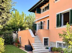 Casa Bi/Trifamiliare in Residenziale