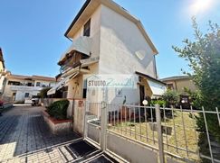 Casa Bi/Trifamiliare in Residenziale