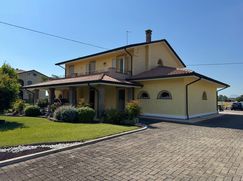 Casa Bi/Trifamiliare in Residenziale