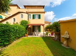 Casa Bi/Trifamiliare in Residenziale