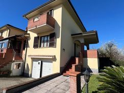 Casa Bi/Trifamiliare in Residenziale