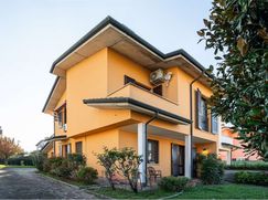 Casa Bi/Trifamiliare in Residenziale