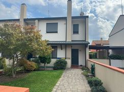 Casa Bi/Trifamiliare in Residenziale