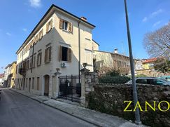 Casa Bi/Trifamiliare in Residenziale