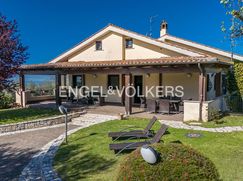 Casa Bi/Trifamiliare in Residenziale