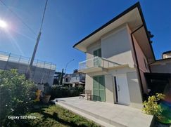 Casa Bi/Trifamiliare in Residenziale