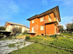 Casa Bi/Trifamiliare in Residenziale