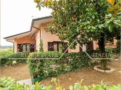 Casa Bi/Trifamiliare in Residenziale