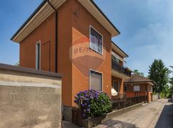 Casa Bi/Trifamiliare in Residenziale