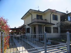 Casa Bi/Trifamiliare in Residenziale