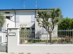 Casa Bi/Trifamiliare in Residenziale