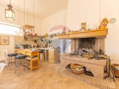 Casa Bi/Trifamiliare in Residenziale