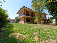 Casa Bi/Trifamiliare in Residenziale