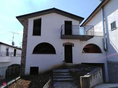 Casa Bi/Trifamiliare in Residenziale