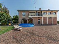 Casa Bi/Trifamiliare in Residenziale