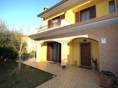 Casa Bi/Trifamiliare in Residenziale