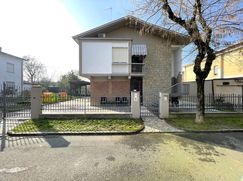 Casa Bi/Trifamiliare in Residenziale