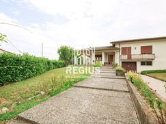Casa Bi/Trifamiliare in Residenziale