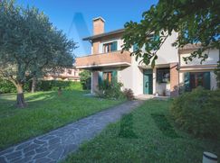 Casa Bi/Trifamiliare in Residenziale