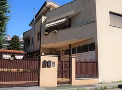 Casa Bi/Trifamiliare in Residenziale