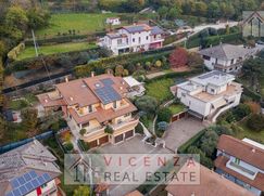 Casa Bi/Trifamiliare in Residenziale