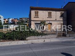 Casa Bi/Trifamiliare in Residenziale