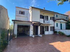 Casa Bi/Trifamiliare in Residenziale
