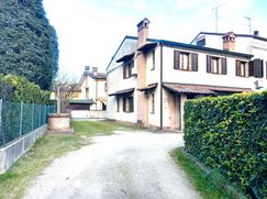 Casa Bi/Trifamiliare in Residenziale