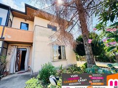 Casa Bi/Trifamiliare in Residenziale