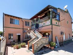 Casa Bi/Trifamiliare in Residenziale