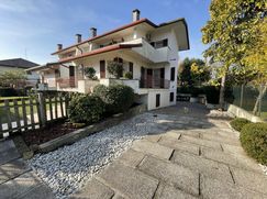 Casa Bi/Trifamiliare in Residenziale