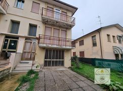 Casa Bi/Trifamiliare in Residenziale