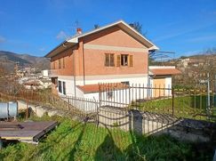 Casa Bi/Trifamiliare in Residenziale