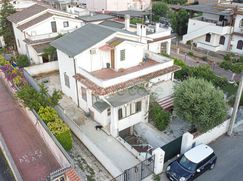 Casa Bi/Trifamiliare in Residenziale