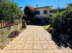 Casa Bi/Trifamiliare in Residenziale