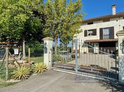 Casa Bi/Trifamiliare in Residenziale