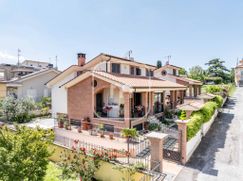 Casa Bi/Trifamiliare in Residenziale