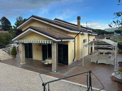 Casa Bi/Trifamiliare in Residenziale