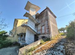 Casa Bi/Trifamiliare in Residenziale