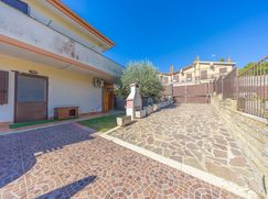 Casa Bi/Trifamiliare in Residenziale