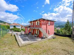 Casa Bi/Trifamiliare in Residenziale