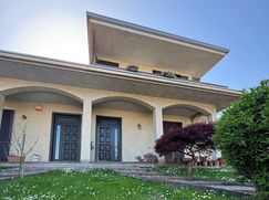 Casa Bi/Trifamiliare in Residenziale