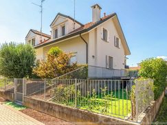 Casa Bi/Trifamiliare in Residenziale