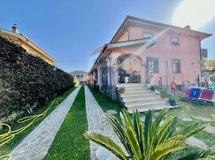 Casa Bi/Trifamiliare in Residenziale