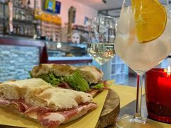 Attività/Licenza (con o senza mura) in Commerciale