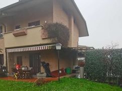 Casa Bi/Trifamiliare in Residenziale