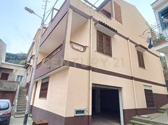Casa Bi/Trifamiliare in Residenziale