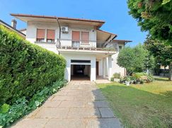 Casa Bi/Trifamiliare in Residenziale