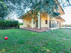 Casa Bi/Trifamiliare in Residenziale